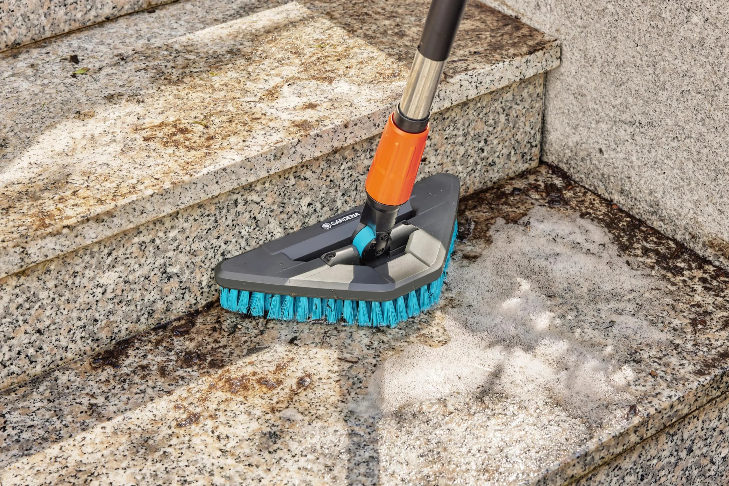 Gardena Cleansystem Stielbürste hard flex: Bürste zum Reinigen von unempfindlichen Oberflächen, Dreiecksform, harte Borsten, Anschluss an Cleansystem Stiel, für größere Flächen (18814-20)