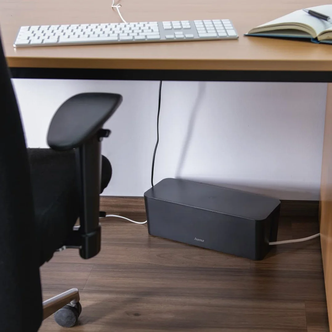 Hama Kabelbox, Maxi (Kabelbox für Steckdosenleiste, einfaches Kabelmanagement, für Büro, Schreibtisch, Zuhause, Aufbewahrung von Ladegeräten, Festplatten etc., mit Gummifüßen) schwarz