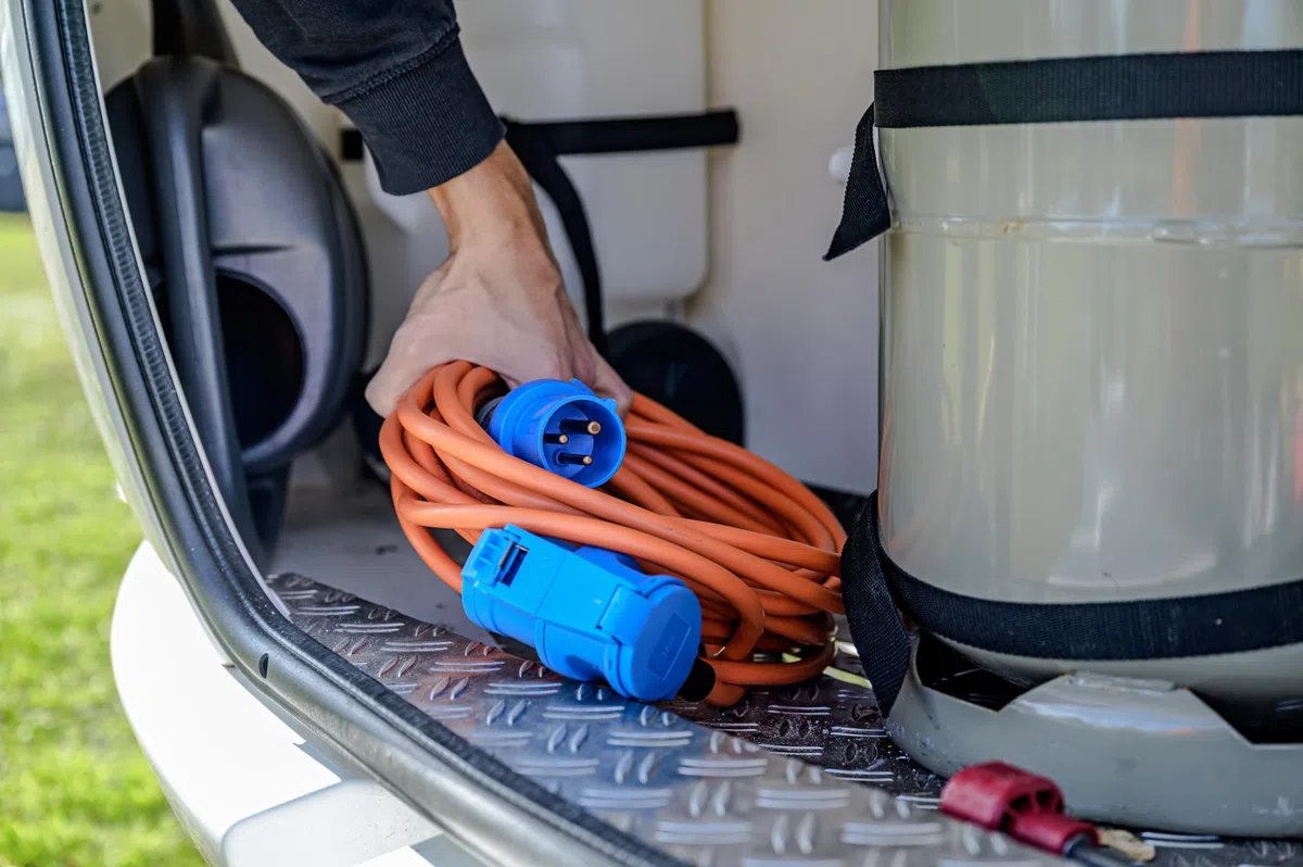 Brennenstuhl Camping CEE-Verlängerungskabel mit CEE-Stecker und Winkelkupplung inkl. Schutzkontakt-Kombisteckdose (3m Kabel in orange, 230V/16A, Einsatz im Außenbereich, Made in Germany)