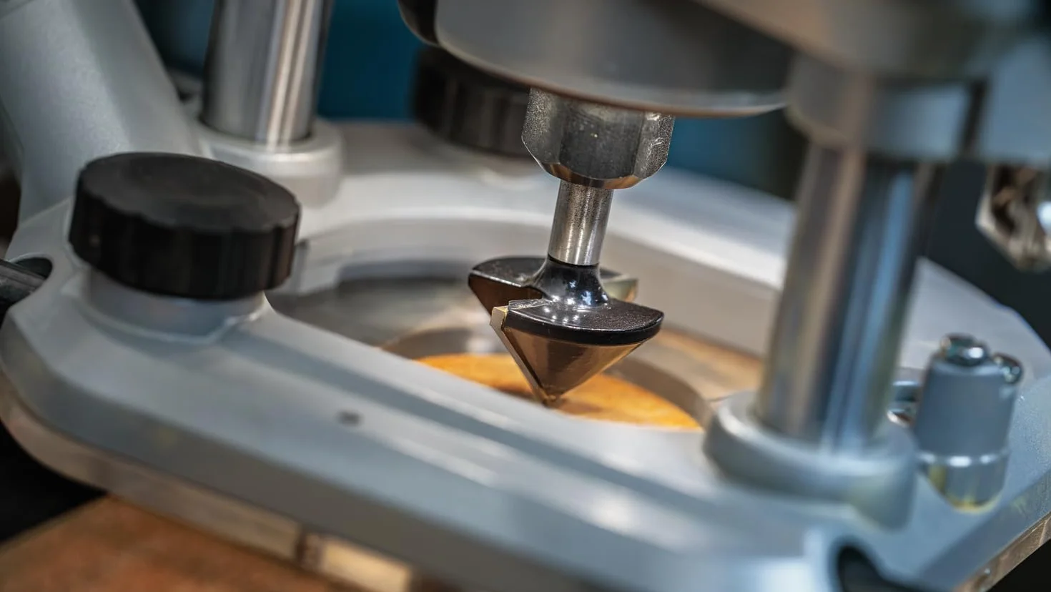 Bosch 1x PRO V-Nutfräser (für Weichholz, Hartholz, Ø 31,8 mm, Professional Zubehör Handfräse, Trim Router)