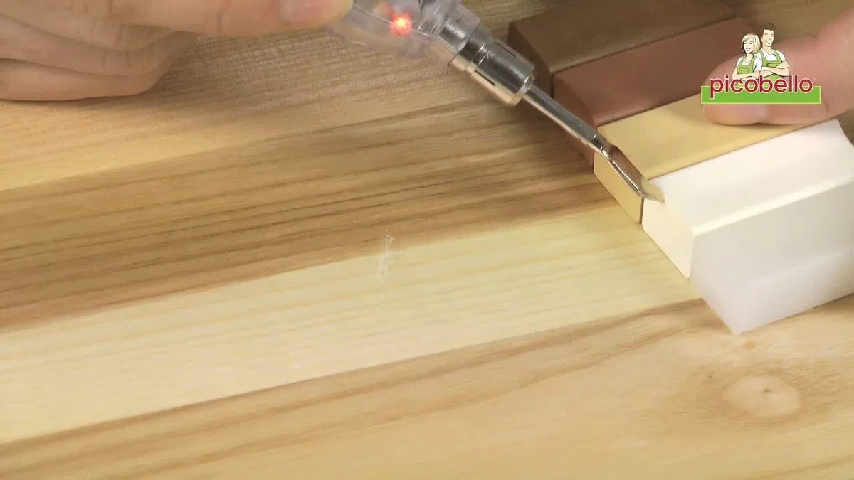 Picobello Reparatur-Set (Premium) I Lackierte Holz- und Dekoroberflächen I Geeignet für Parkett, Laminat, Möbel & Treppen I Mit 15 Hartwachs-Stangen, Versiegelungslack & Zubehör | Made in Germany