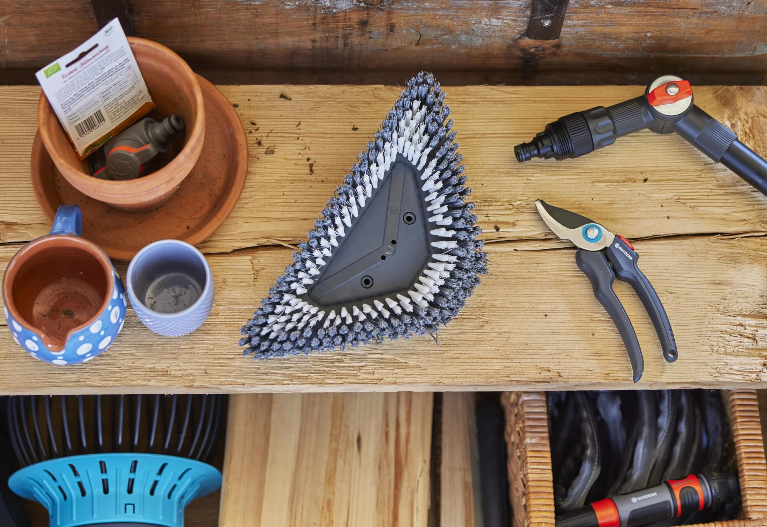 Gardena Cleansystem Stielbürste hard flex: Bürste zum Reinigen von unempfindlichen Oberflächen, Dreiecksform, harte Borsten, Anschluss an Cleansystem Stiel, für größere Flächen (18814-20)