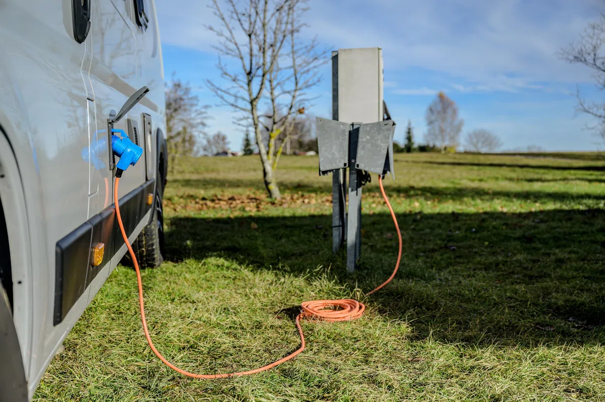 Brennenstuhl Camping CEE-Verlängerungskabel mit CEE-Stecker und Winkelkupplung inkl. Schutzkontakt-Kombisteckdose (3m Kabel in orange, 230V/16A, Einsatz im Außenbereich, Made in Germany)