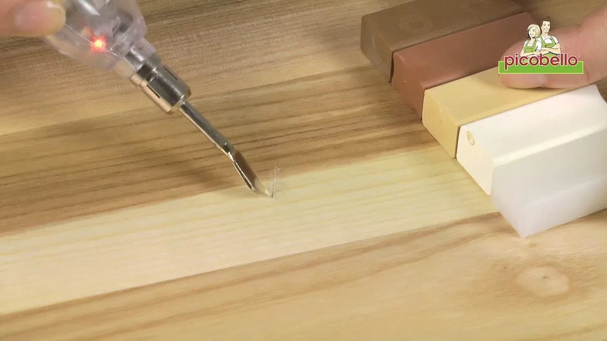 Picobello Reparatur-Set (Premium) I Lackierte Holz- und Dekoroberflächen I Geeignet für Parkett, Laminat, Möbel & Treppen I Mit 15 Hartwachs-Stangen, Versiegelungslack & Zubehör | Made in Germany