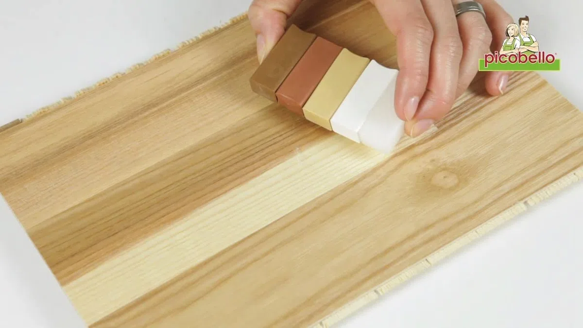 Picobello Reparatur-Set (Premium) I Lackierte Holz- und Dekoroberflächen I Geeignet für Parkett, Laminat, Möbel & Treppen I Mit 15 Hartwachs-Stangen, Versiegelungslack & Zubehör | Made in Germany