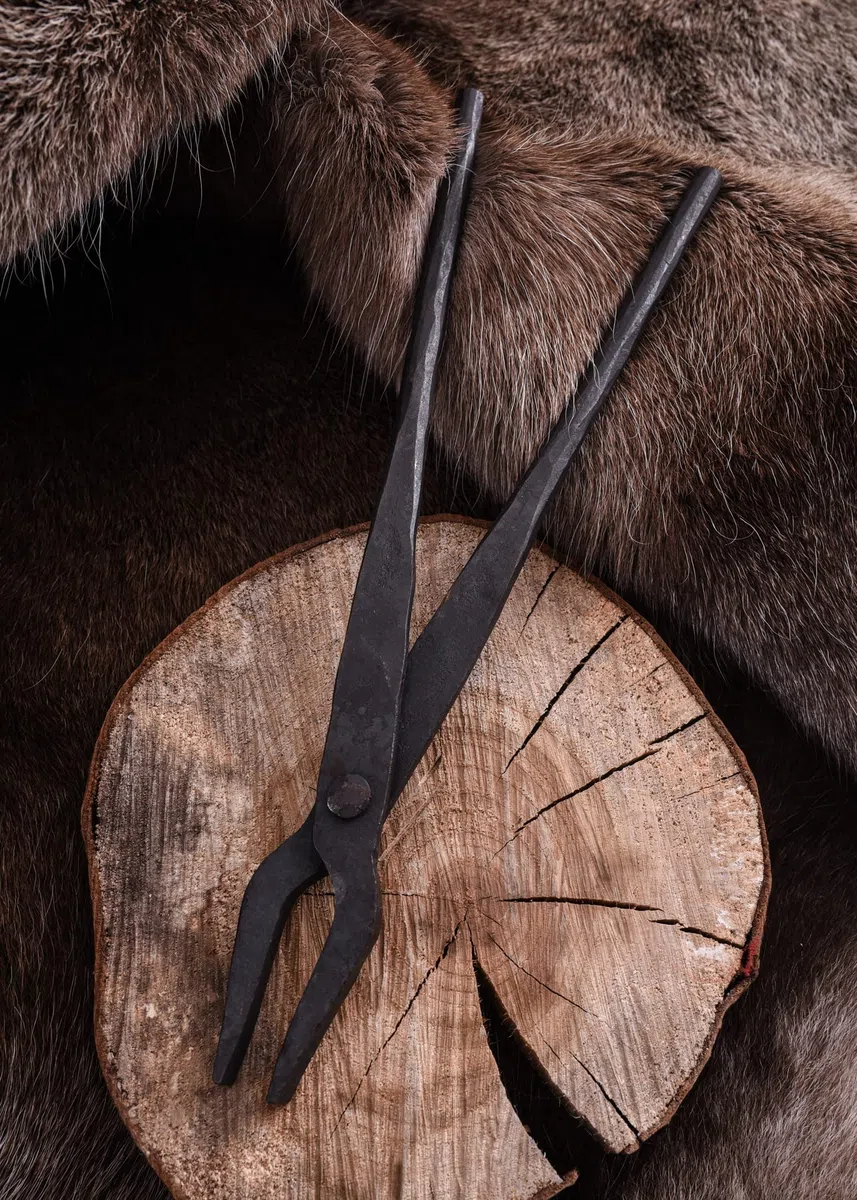 Battle-Merchant - Schmiedezange handgeschmiedet aus Stahl - Zange Flachzange mit flachem Maul Mittelalter LARP klein ca. 30 cm