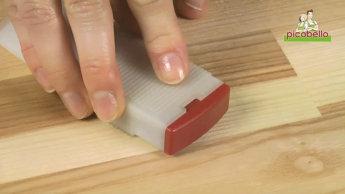 Picobello Reparatur-Set (Premium) I Lackierte Holz- und Dekoroberflächen I Geeignet für Parkett, Laminat, Möbel & Treppen I Mit 15 Hartwachs-Stangen, Versiegelungslack & Zubehör | Made in Germany