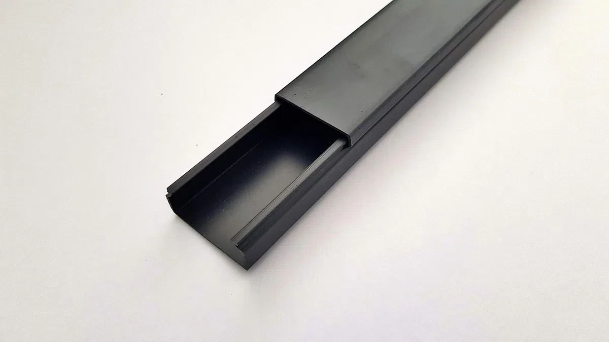 CabCom PVC Kabelkanal Kabelleiste Kabelschacht Brüstungskanal zur Montage an Wand oder Decke Diverse Größen und Farben 2 Meter 90 x 60 mm weiß