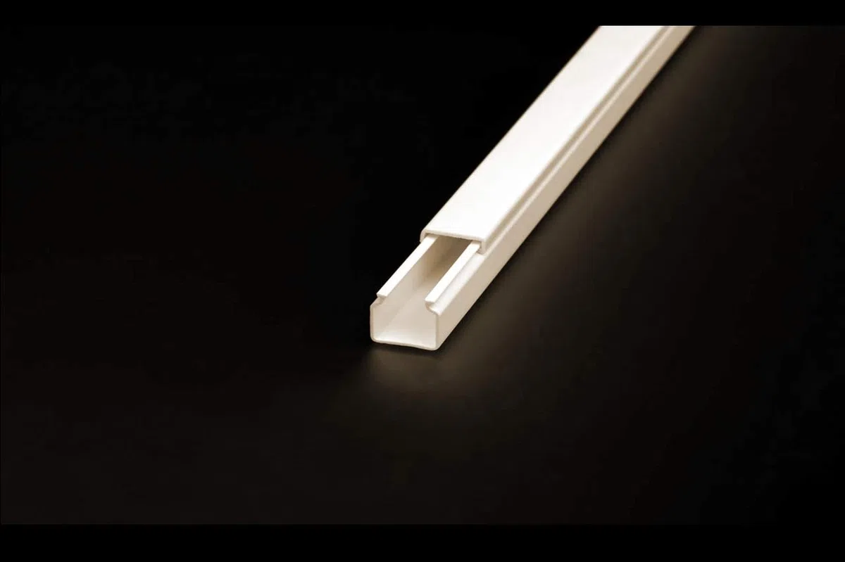 CabCom PVC Kabelkanal Kabelleiste Kabelschacht Brüstungskanal zur Montage an Wand oder Decke Diverse Größen und Farben 2 Meter 90 x 60 mm weiß